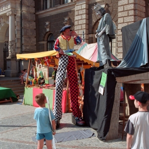 Клоун и живая статуя
