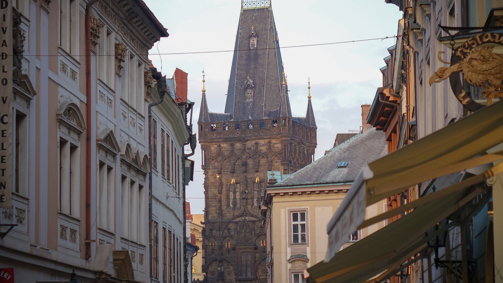 Прага Пороховая башня апрель 2016 (2).jpg
