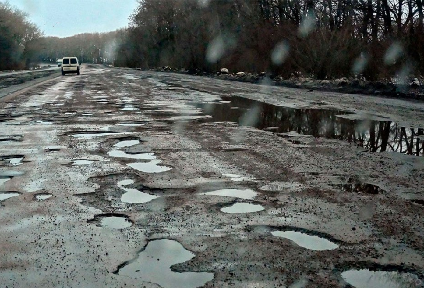 Плохое качество дороги. Разбитые дороги Украины. Плохие дороги в Украине. Разбитая дорога. Ужасные дороги Украины.
