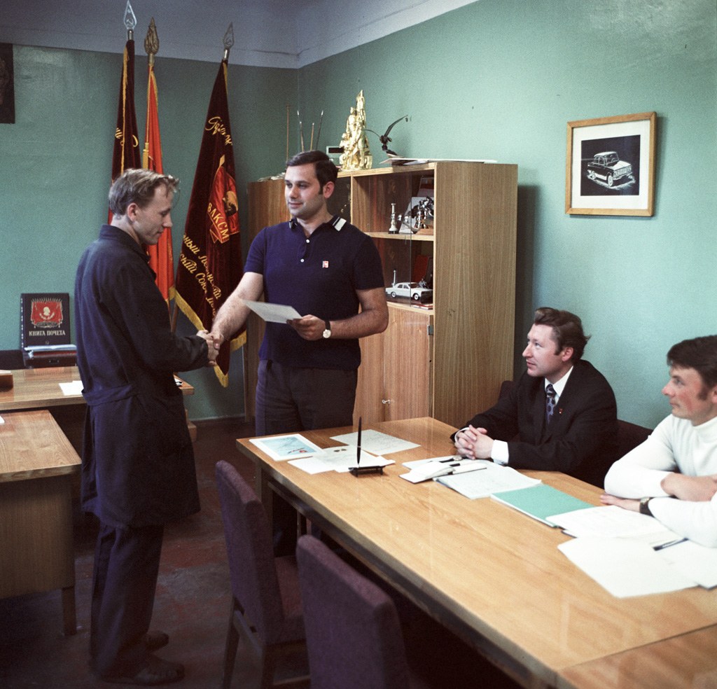 ry_Gorodetsky_handing_over_a_merit_certificate_to_Mikhailov%2C_mechanic_of_press_room_number_one.jpg