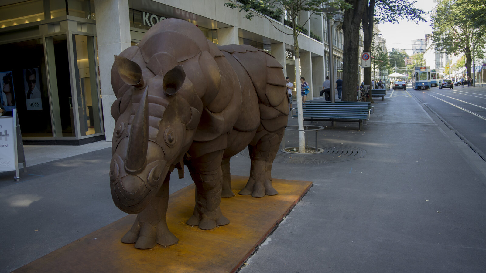 Zürich 25_08_2015 Статуя носорога перед штаб-квартирой Цюрихского Кантонального банка (ZKB) на...jpg