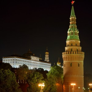 Водовзводная (Свиблова) башня и Государственный Кремлёвский дворец.