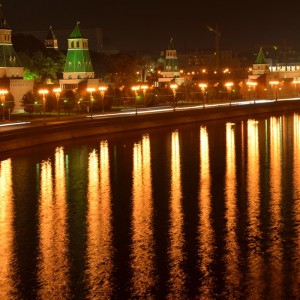Кремлевская набережная и Москва-река.