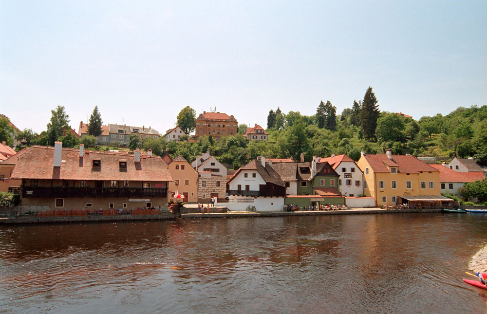 Вид на городок в Чехии с реки