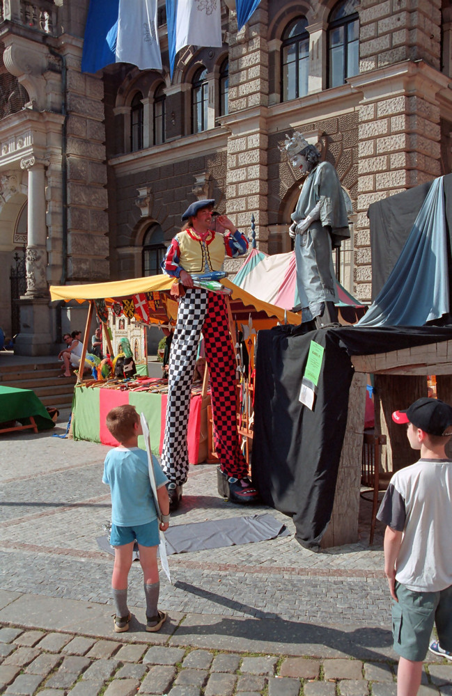 Клоун и живая статуя