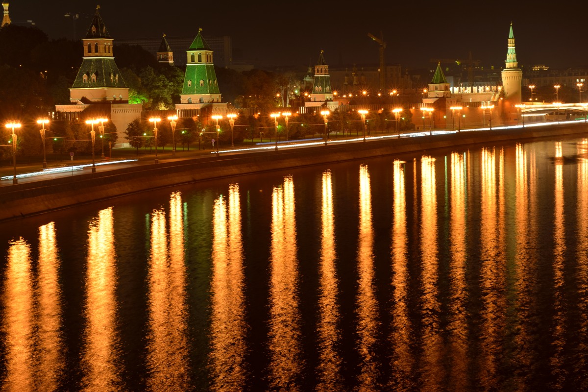 Кремлевская набережная и Москва-река.