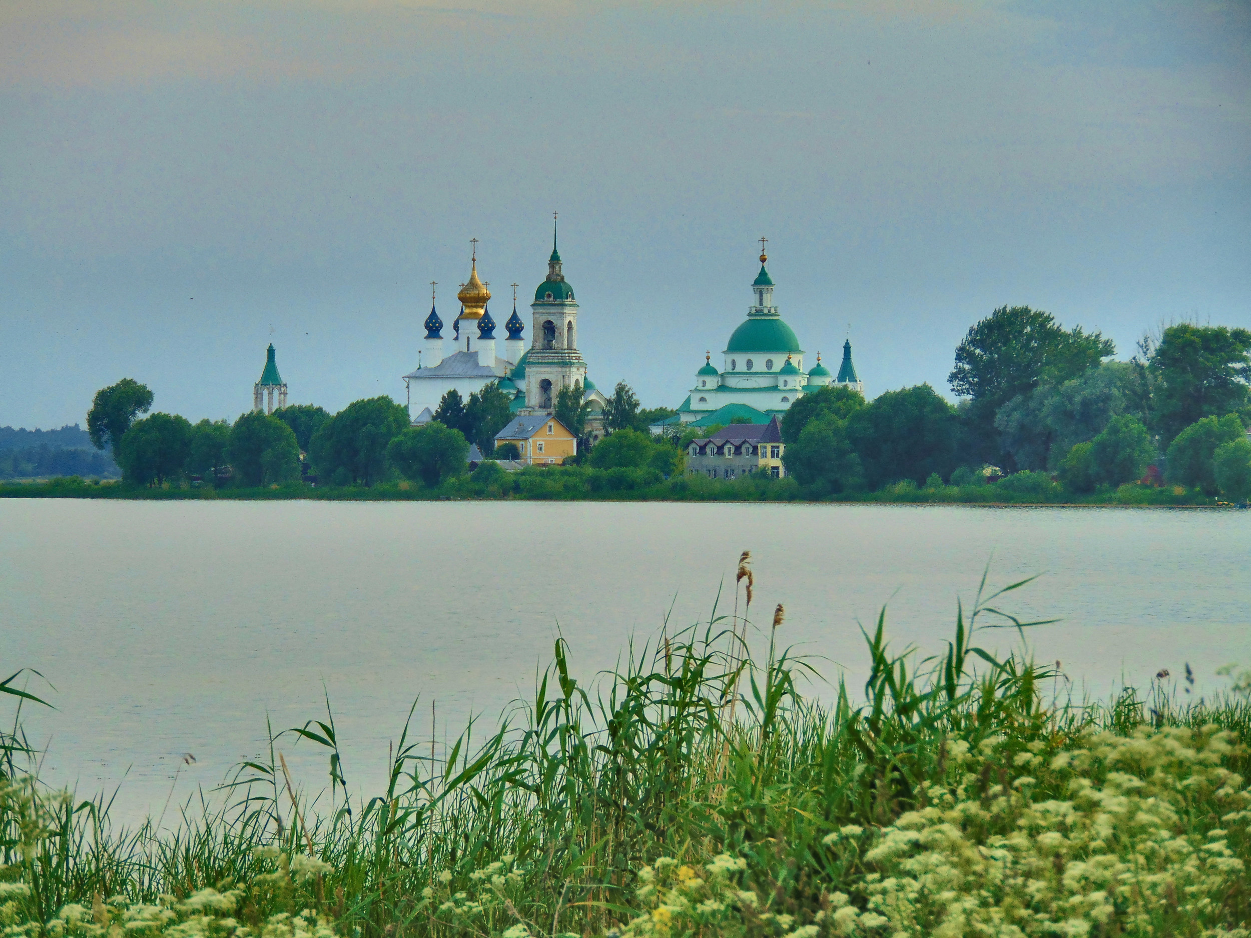 Ростов- Великий. Спасо- Яковлевский монастырь На берегу Неро- озера