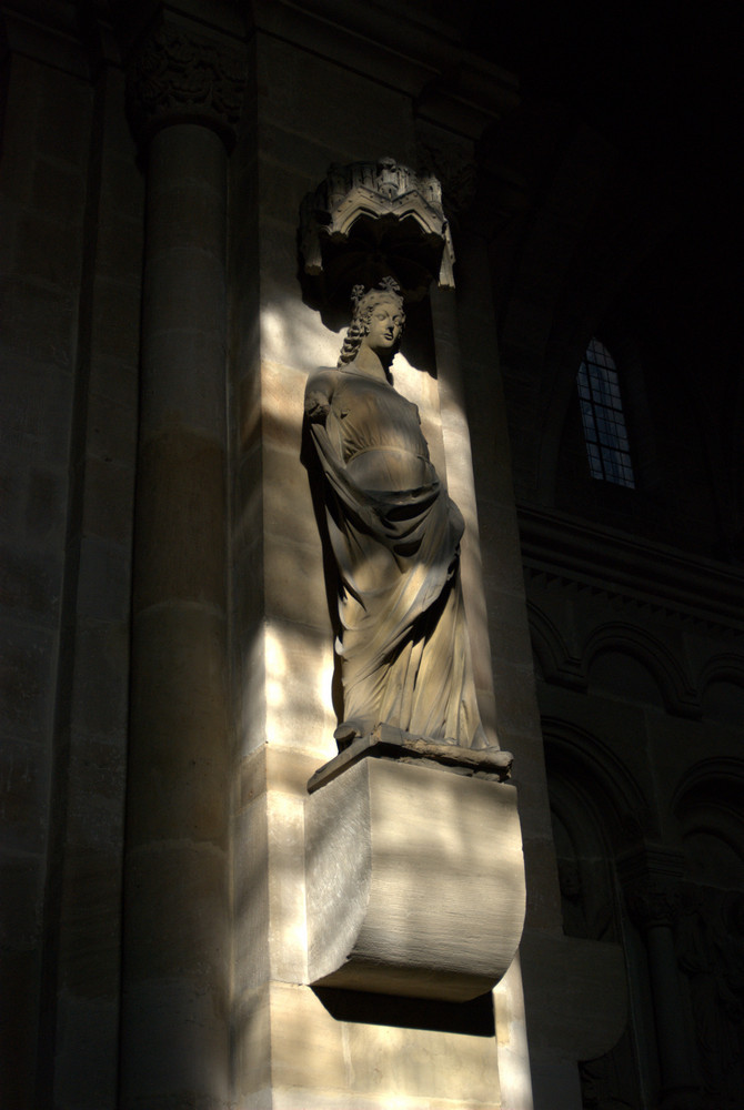 Статуя в соборе